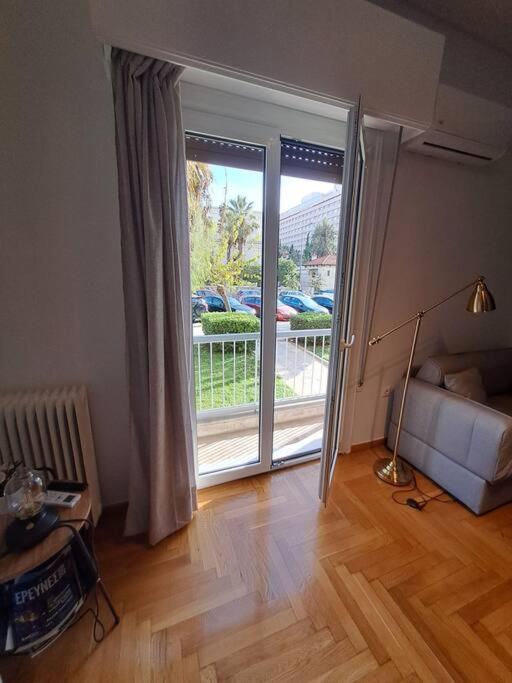 Chic Comfort: Where Cozy Meets Professional Athens Exterior photo