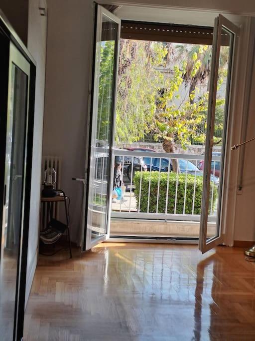 Chic Comfort: Where Cozy Meets Professional Athens Exterior photo